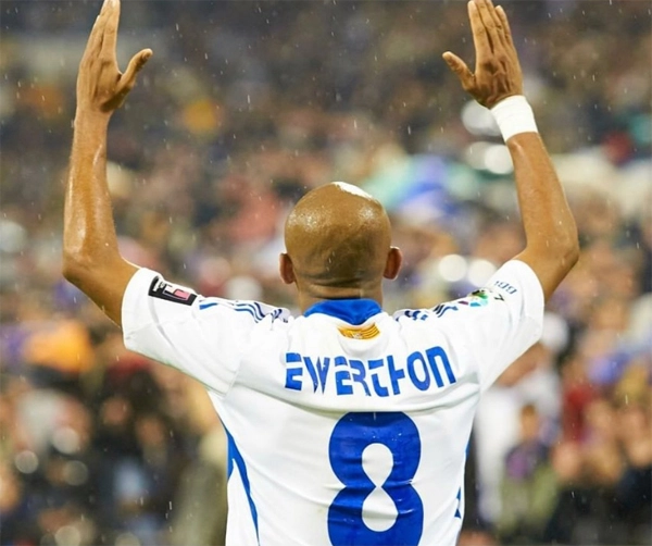 Comemorando gol pela equipe espanhola do Real Zaragoza, que defendeu entre 2005 e 2010. Foto: arquivo pessoal de Ewerthon