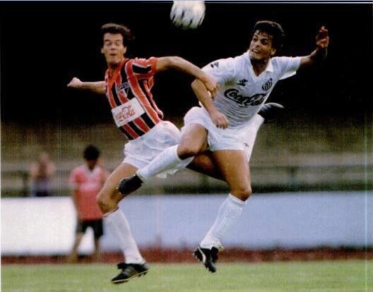 Antonio Carlos e Paulinho McLaren em disputa dura pela bola durante clássico entre São Paulo e Santos. Foto: ASSOPHIS (Associação dos Pesquisadores e Historiadores do Santos F.C)