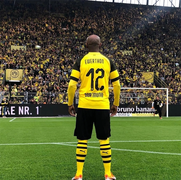 No Borussia Dortmund (Alemanha), primeiro clube estrangeiro pelo qual atuou, entre 2001 e 2005. Foto: arquivo pessoal de Ewerthon