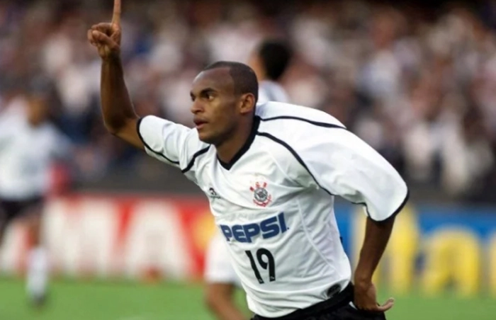 Comemorando gol pelo Corinthians clube pelo qual iniciou e se profissionalizou. Foto: Divulgação