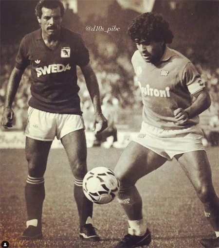 Júnior e Maradona durante confronto entre o Torino e o Napoli na década de 1980. Foto: Instagram/d10s_pibe