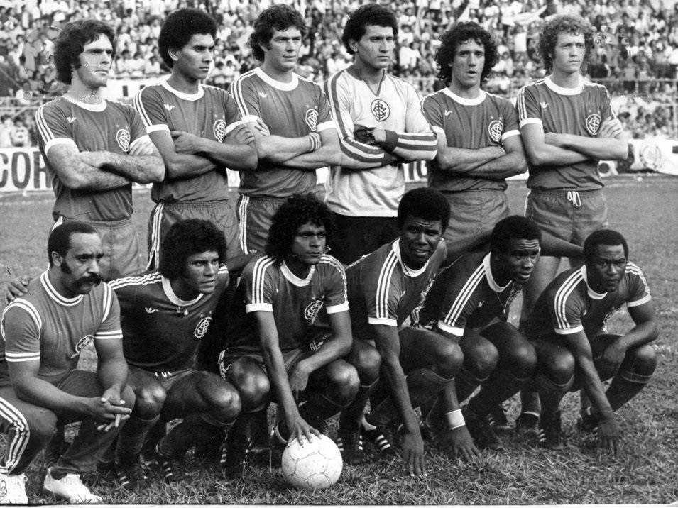 Choveu muito na tarde de 18 de dezembro de 1977 em São Paulo. O jogo entre Corinthians e Internacional, válido pelo Campeonato Brasileiro, acabou começando mais tarde por conta disso. O público enfrentou dificuldades para acessar o estádio pela avenida Pacaembu, inundada. O Inter jogou todo de vermelho na partida de estreia do meia Vasconcelos, ex-Palmeiras. O Timão acabou vencendo por 1 a 0, gol de Basílio. Detalhe para o ponta esquerda colorado, Edu, que naquele mesmo ano havia defendido o Corinthians. Em pé da esquerda para a direita: Lúcio, Carlão, Beliato, Benitez, Batista e Falcão. Agachados: após o massagista estão Valdomiro, Vasconcelos, Escurinho, Caçapava e Edu. Foto: História do Sport Club Internacional 