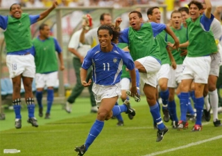 O atacante brasileiro surpreendeu o goleiro inglês chutando direto. Foto: Reprodução