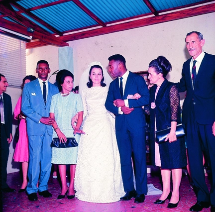 Da esquerda para a direita, o primeiro casal é formado pelos pais de Pelé: Dondinho e Celeste, seguidos por Pelé e Rosa e os pais da noiva. Foto: Divulgação