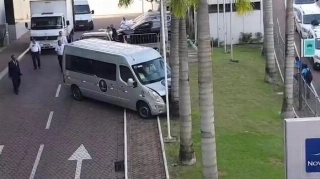 O veículo estava estacionado na porta do hotel