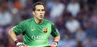 Goleiro Claudio Bravo tem lesão na panturrilha e pode desfalcar o Barça