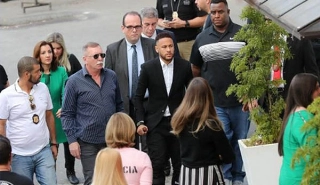 Como foi a tarde de Neymar após 5h na delegacia, van blindada e seguranças