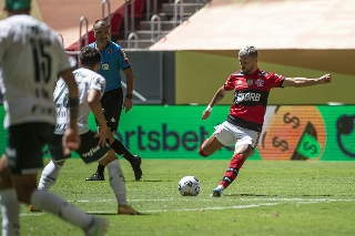 Meia uruguaio tem contrato com o Flamengo até dezembro de 2023. Foto: Alexandre Vidal/Flamengo