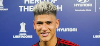 Terceiro Tempo - Bola Cheia - Carrascal - O Flamengo abriu o cofre, trouxe nomes de peso, mas o que realmente fez a diferença atende por Jorge Carrascal. O colombiano caiu nas graças da torcida, joga com alegria e decidiu o jogo contra o Racing no Maracanã. É o tipo de reforço que não só joga, como transforma o time.