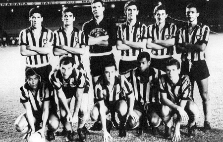 Em pé: o lateral-direito Joel Martins (o primeiro), o goleiro Manga (o terceiro), o zagueiro-central Zé Carlos (o quarto) e Dimas (o penúltimo). Agachados: Jairzinho, Gérson, Sicupira, Fifi e Valdir Birigui