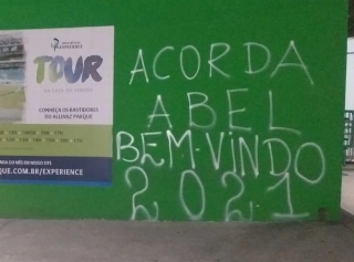 Torcedores alviverdes também pediram a saída de alguns jogadores. Foto: Reprodução