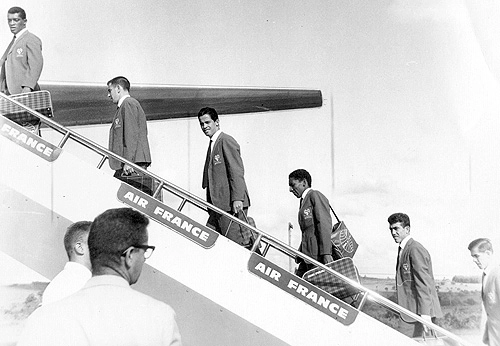 De cima para baixo, em 1964, embarcando em mais uma das viagens do São Paulo FC pelo mundo: Benê, Pagão, Virgílio, Bazaninho, Prado e Valdir Birigui