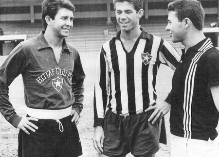 O lateral (vestido de goleiro) Paulistinha, Valdir Birigui e um colega de Botafogo