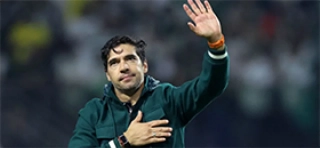 Terceiro Tempo - Bola Cheia - Abel Ferreira - É o cérebro, o coração e a alma deste Palmeiras histórico. O português conseguiu transformar pressão em método, drama em combustível e desconfiança em motivação. Entende o clube, domina o elenco e parece prever o jogo antes de ele acontecer. É, sem exagero, o maior técnico da história do Verdão.
