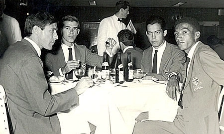 Em meados dos anos 60, o time do São Paulo janta no hotel usado como concentração. Da esquerda para a direita: Bellini, Valdir, Virgílio e Sudaco