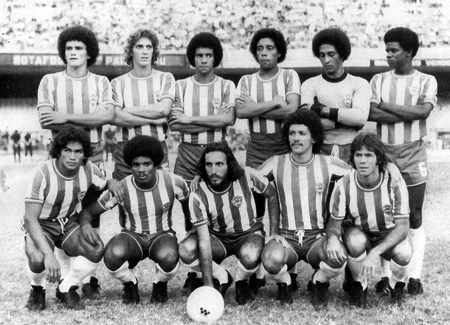 No começo dos anos 70, Valdir teve passagem pelo Paysandu. Acima, ele é o último agachado da esquerda para a direita. E o centroavante do Papão da Curuzu era Marciano (o terceiro agachado)