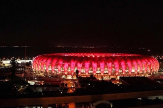 Vista noturna do estádio que foi reformado para a Copa de 2014. Foto: esporte.band.uol.com.br