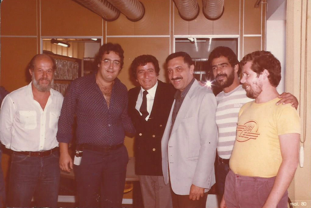Na Jovem Pan, em maio de 1980. Da esquerda para a direita: Zuza Homem de Mello, José Nello Marques, o cantor Tony Bennett, Sabá, Agrião e Picá. Foto: arquivo pessoal de Picá