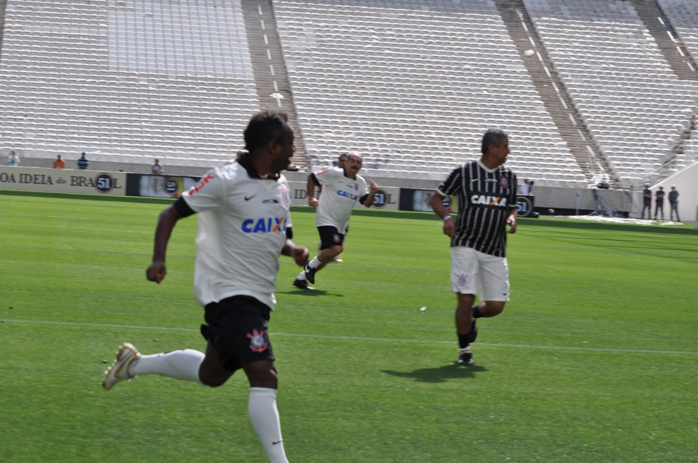 Edilson e Alfinete em jogo-teste na Arena Corinthians, em 10 de maio de 2014. Entre eles, atrás, Rivellino. Foto: Marcos Júnior/Portal TT