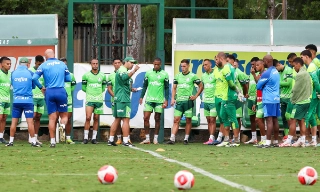 Abel orienta seus jogadores no CT da Barra Funda. Foto: Divulgação/Palmeiras
