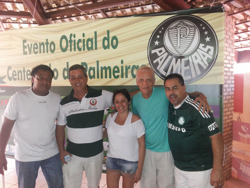 Em São José do Rio Preto, no dia 14 de Setembro de 2014, no 3º Encontro de Palmeirenses. Da esquerda para a direita, Tonhão, Henrique, Cecília, Ademir da Guia e Vicente. Foto enviada por Vicente Lamberti Neto