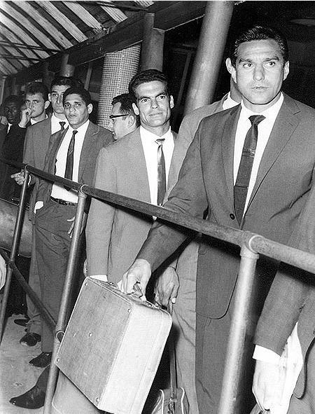 Aeroporto de Congonhas, no dia 6 de setembro de 1965: Dario Leopardo (lá no fundo), Santo, Julinho Botelho, Gildo, Rinaldo e Valdemar Carabina embarcam para Belo Horizonte para entrar na história. No dia seguinte, no Mineirão, deu Palmeiras-CBD 3 x 0 Uruguai