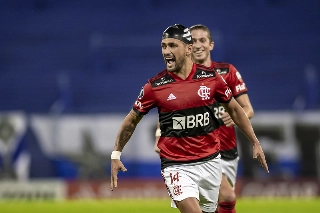 Dirigente disse que golaço contra o Vélez não pressiona a diretoria a renovar com o uruguaio. Foto: Marcelo Cortes/Flamengo