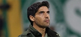 Terceiro Tempo - Bola Murcha - Abel Ferreira - N&atilde;o bastassem as derrotas ao longo da temporada, o document&aacute;rio "Acesso Total", do SporTV, acabou queimando ainda mais o filme de Abel Ferreira com a torcida do Palmeiras. Pegou muito mal a revela&ccedil;&atilde;o de que o treinador &ldquo;abriu m&atilde;o&rdquo; do Brasileir&atilde;o ap&oacute;s o empate em 0 a 0 contra o Fluminense. Pelo elenco que tinha em m&atilde;os, Abel deveria ter insistido at&eacute; o limite.