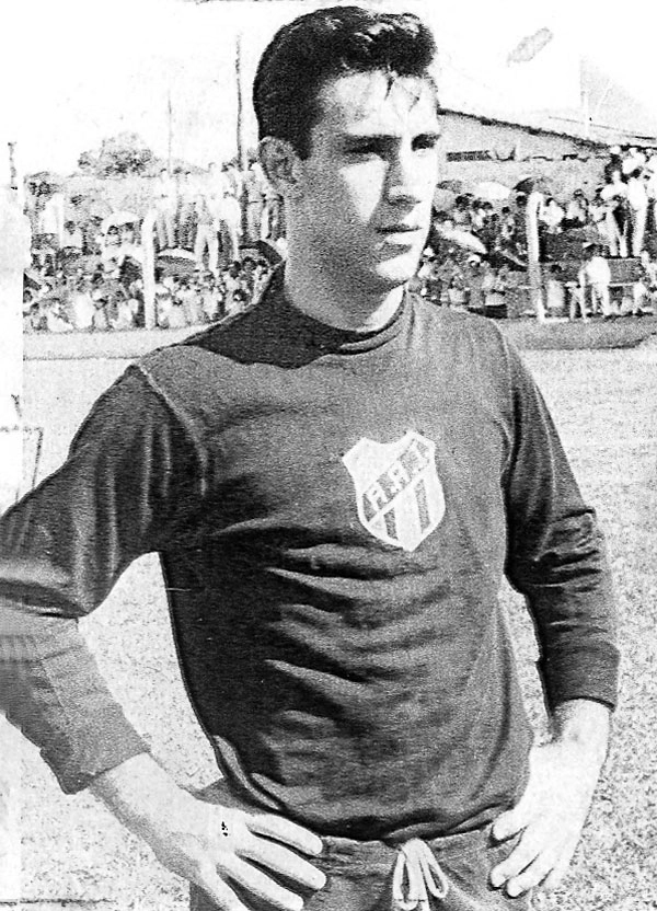 O goleiro de 1,65m. Foto enviada por Tico Cassola