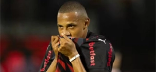 Terceiro Tempo - Bola Cheia - Jhon Jhon - O meio-campista do time de Bragan&ccedil;a Paulista foi a pe&ccedil;a-chave de seu time na mai&uacute;scula vit&oacute;ria diante do Corinthians por 3 a 0, pela segunda rodada do Campeonato Paulista, marcando os dois primeiros gols. De malas prontas para transferir-se para o Zenit (R&uacute;ssia), far&aacute; falta ao Massa Bruta.