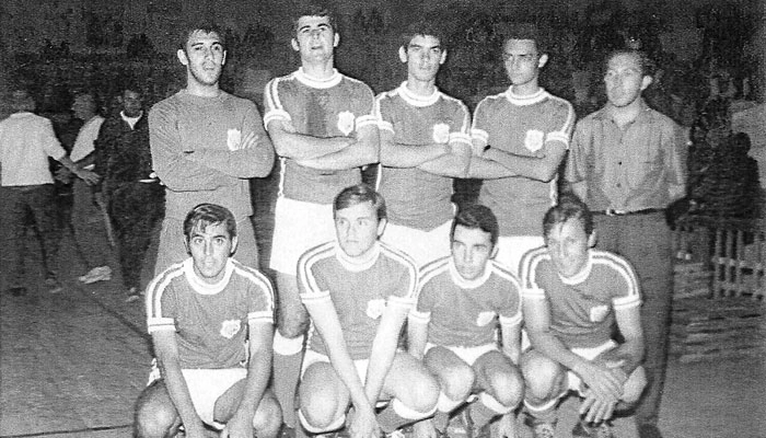 Da esquerda para a direita, em pé: Xexa, Volney, Lé, Toninho e o técnico Godoy. Agachados: Maurinho, Alemão, Rafael e Lia. Foto enviada por Tico Cassola
