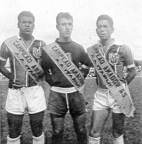 Da esquerda para a direita: Xexa, Sarará e Paulo, com as faixas da conquista do título do campeonato regional amador. Foto enviada por Tico Cassola