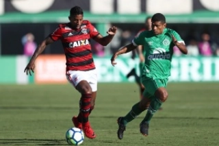 Chape derrota mistão do Fla, obtém 1ª vitória e ofusca gol de Guerrero