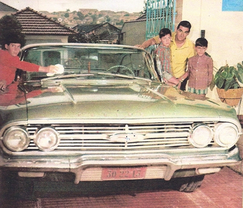 Vejam Julinho em 1969. Ao lado de seu Chevrolet, desfruta a independência financeira ao lado de seus filhos, sendo o mais velho o que está à esquerda