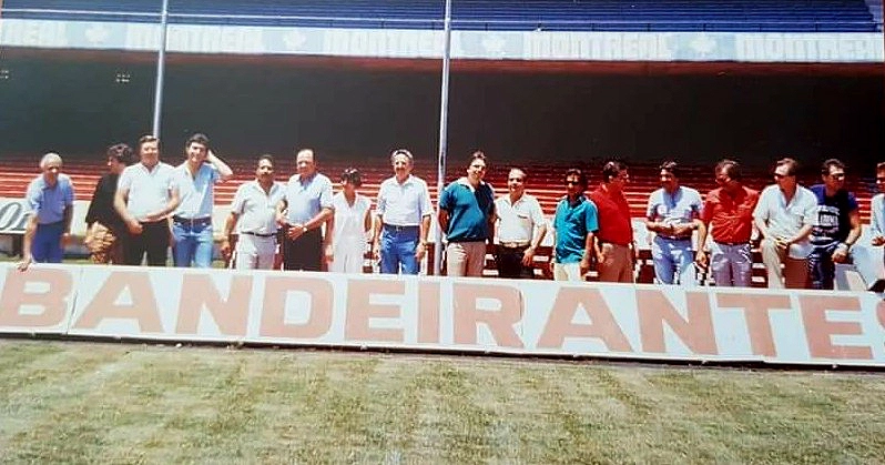 Equipe da R&aacute;dio Bandeirantes no final do ano de 1982 reunida no Est&aacute;dio do Morumbi: Darcy Reis, Dirceu Maravilha, Fl&aacute;vio Adauto, Eder Luiz, Amancio do Vale, &Ecirc;nnio Rodrigues, Ana Marina Maioli, Fiori Giglioti, Roberto Monteiro, Luiz Carlos Grey, Eduardo Luiz (Ligeirinho), Luiz Augusto Maltoni, S&eacute;rgio Barbalho, Tony Jos&eacute;, Jo&atilde;o Zanforlin, Rog&eacute;rio Achilles e Ivo Morganti