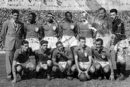 Uma das formações da Portuguesa no ano de 1951. Em pé: Oswaldo Brandão (técnico), Djalma Santos, Ceci, Brandãozinho, Jacó, Manduco e Muca. Agachados: Julinho Botelho, Renato, Nininho, Pinga e Simão. A Lusa, quase com os mesmos jogadores, conquistou duas vezes o Torneio Rio-São Paulo (1952 e 1955) e três vezes o Torneio Fita Azul (1951, 1953 e 1956)