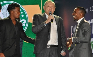 O jornalista, no centro, com o o atacante alviverde e seu pai. Foto: Marcos Júnior Micheletti/Portal Terceiro Tempo