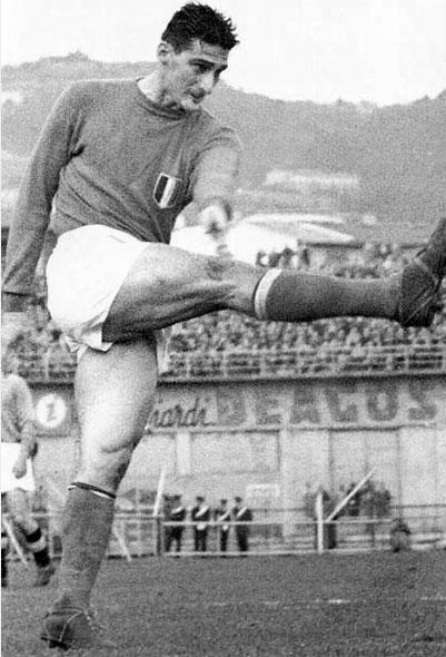 Julinho foi um craque na Fiorentina e é considerado um dos melhores jogadores da história do clube italiano. Na foto, ele mostra toda a potência de seu chute.