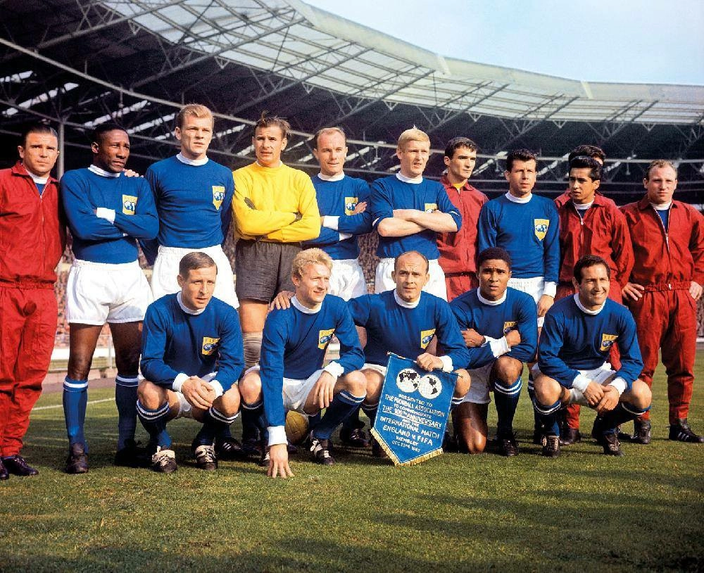 Sele&ccedil;&atilde;o da FIFA de 1993. D esquerda para a direita, em p&eacute;: Ferenc Pusk&aacute;s, Djalma Santos, Svatopluk Pluskal, Lev Yashin, J&aacute;n Popluh&aacute;r, Karl-Heinz Schnellinger, Milutin ?o?kic, Josef Masopust, Luis Eyzaguirre e Jim Baxter. Agachados: Raymond Kopa, Denis Law, Alfredo di St&eacute;fano, Eus&eacute;bio, Francisco Gento e Uwe Seeler. Foto: Reprodu&ccedil;&atilde;o/In My Ear