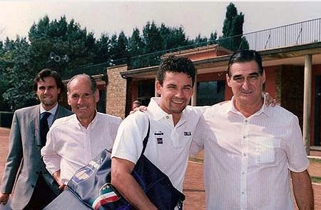 Vocês reconhecem quem está ao lado de Julinho Botelho (dir), posando para a foto? Vou dar uma dica: ele perdeu o pênalti que deu o Tetra para o Brasil em 1994. Agora ficou fácil, né? É claro que é Roberto Baggio, grande craque italiano que também vestiu a camisa da Fiorentina, de 1985 a 89.
