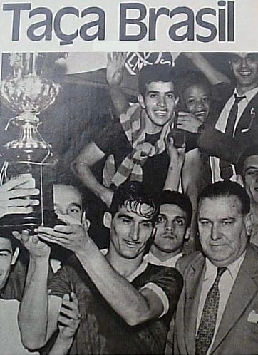 Julinho Botelho recebe a Taça Brasil de 1960. O Palmeiras foi campeão brasileiro daquele ano
