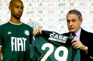 O atacante lesionou o músculo reto da coxa esquerda