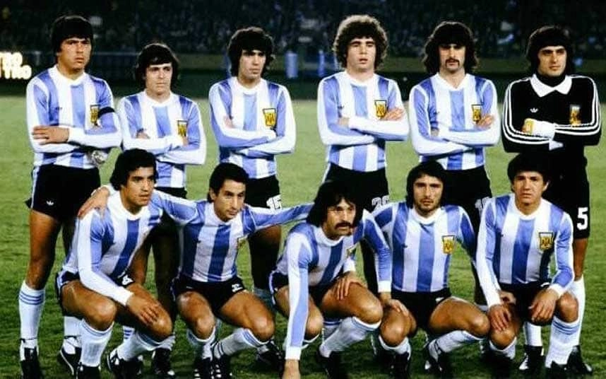 Argentina perfilada para enfrentar a Fran&ccedil;a na segunda partida do Mundial 78: Passarella, Houseman, Olgu&iacute;n, Tarantini, Kempes e Fillol; Gallego, Ardiles, Luque, Valencia e Luis Galv&aacute;n &ndash; Arquivo/AFA.