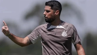O treinador António Oliveira comandando treino do Timão. Rodrigo Coca/Agência Corinthians