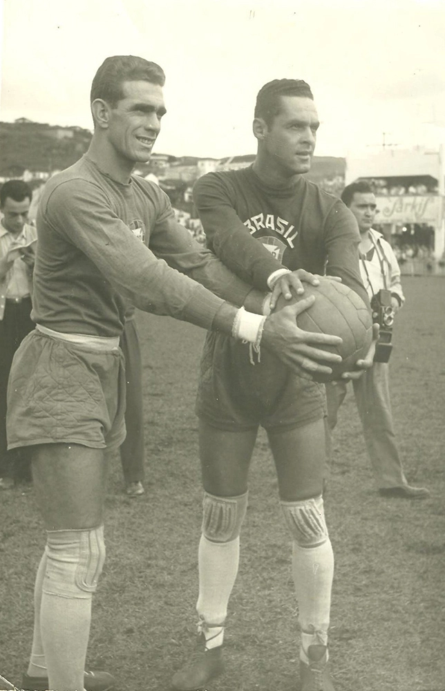 O goleiro Gylmar (à direita) posando ao lado de Castilho (à esquerda), na cidade mineira de Poços de Caldas, durante os preparativos da Seleção Brasileira para a Copa de 58 na Suécia. Foto enviada por Tico Cassola