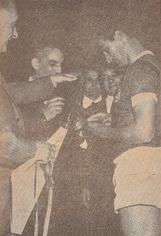 Antes do prélio com à Fiorentina em Florença, Julinho foi homenagiado recebendo das mãos do presidente da Fiorentina a camisa número 7, com a qual sagrou-se campeão italiano, em 1957. Foto: A Gazeta Esportiva Ilustrada