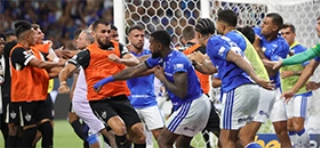 Terceiro Tempo - Bola Murcha - Selvageria na final do Mineiro - Revoltante toda a selvageria vista no fim de Cruzeiro x Atl&eacute;tico-MG. Uma decis&atilde;o marcada por voadoras, socos e agress&otilde;es generalizadas que envergonham o futebol. Rivalidade &eacute; parte do jogo. Viol&ecirc;ncia, n&atilde;o. Um triste espet&aacute;culo para quem ama o esporte.