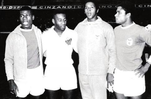 Em 1962, quando do jogo Benfica 2 x 5 Santos, Pelé posou para foto com craques do time português. Eusébio aparece à direita