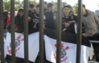 Barrada no treino, torcida corintiana dá jeitinho para ver ídolos e reclama da diretoria