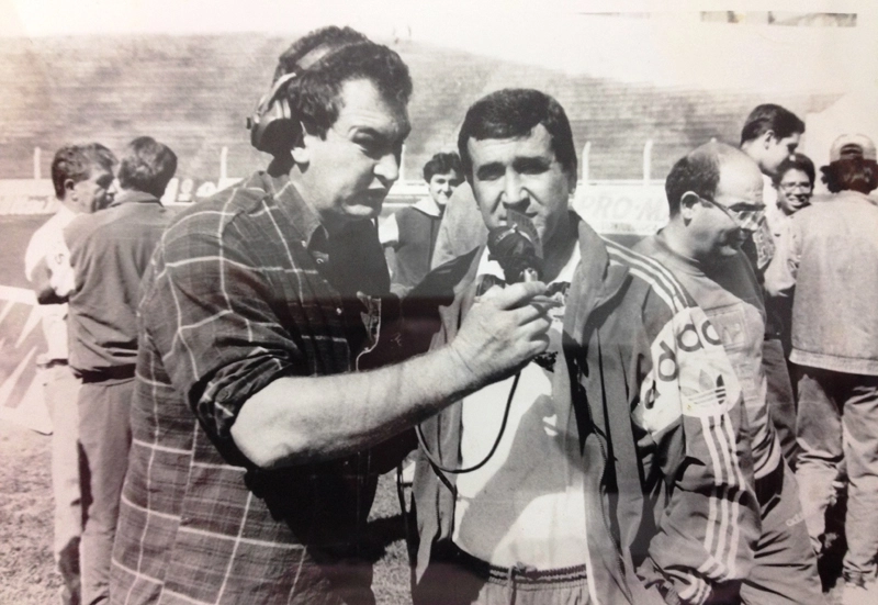 Em Piracicaba, em 1996, o repórter José Edvaldo Tietz entrevista Carlos Alberto Parreira, então técnico do Fenerbahce, que disputou amistoso contrra o XV de Piracicaba.  Foto: arquivo pessoal de José Edvaldo Tietz 